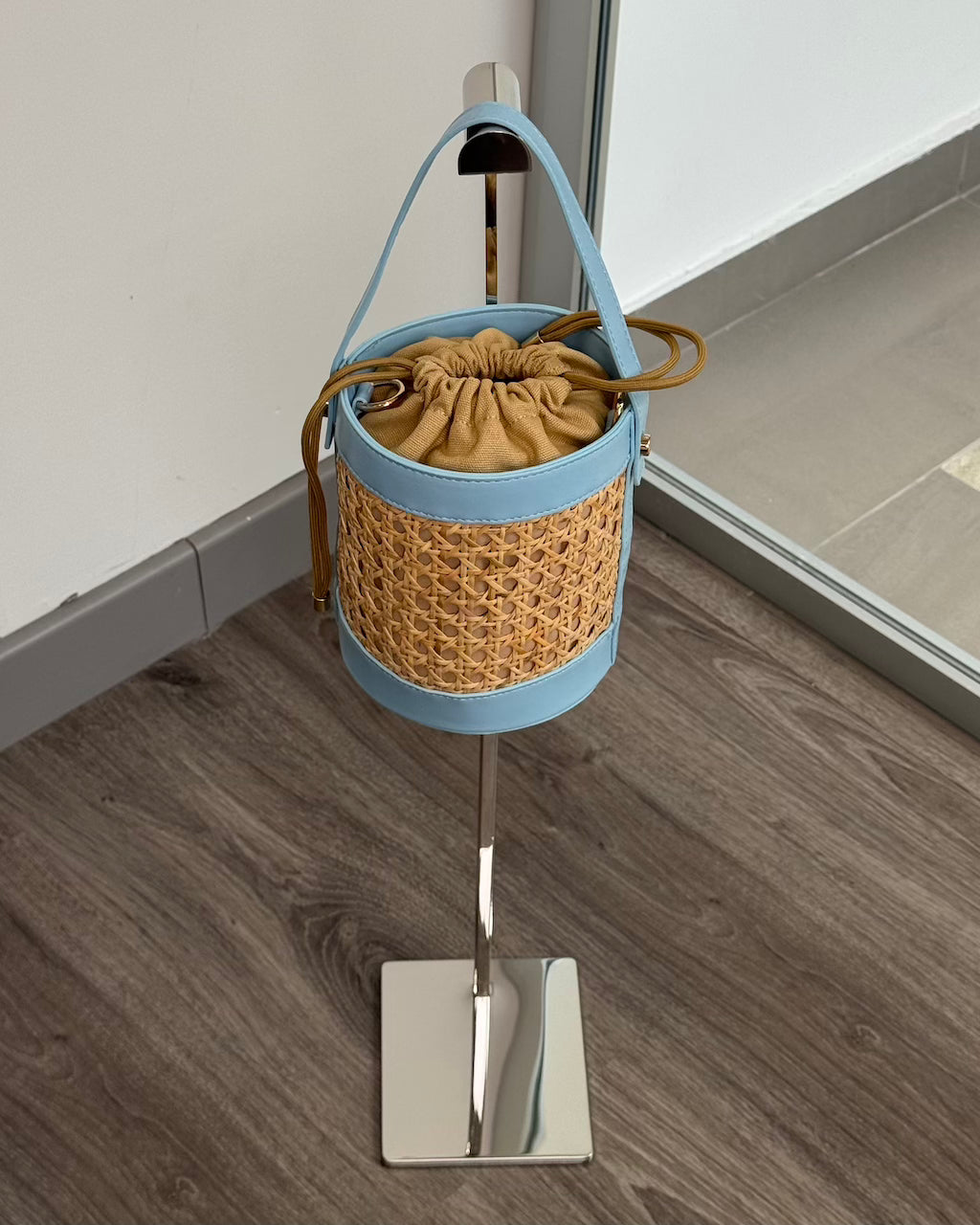 RED STRAW BUCKET BAG
